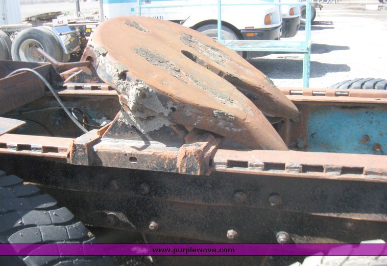 image for item 2106 1977 Mack semi truck