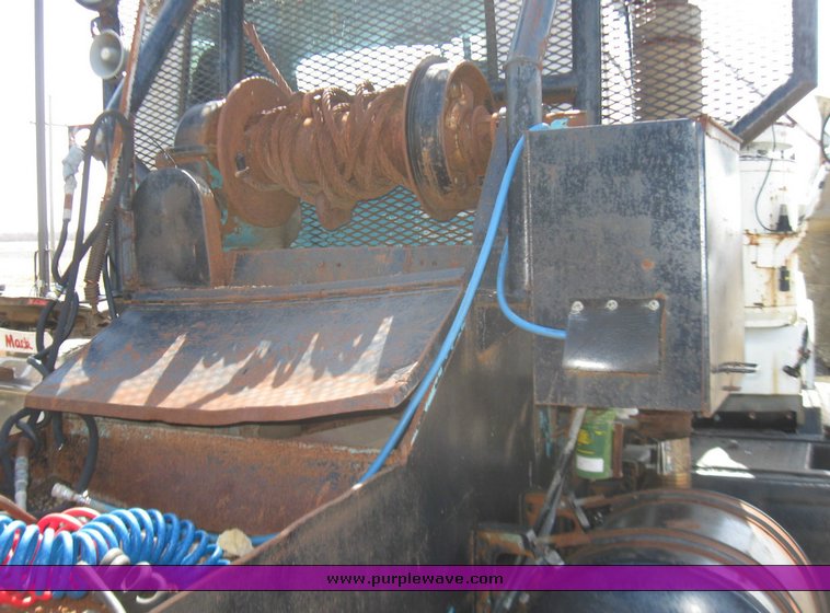 image for item 2106 1977 Mack semi truck