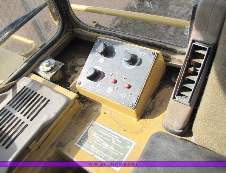 image for item 2160 1997 Caterpillar 963B track loader