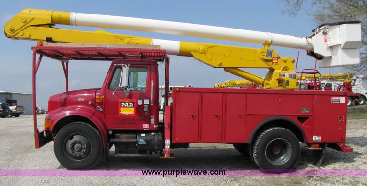 image for item 3011 1999 International 4700 bucket truck