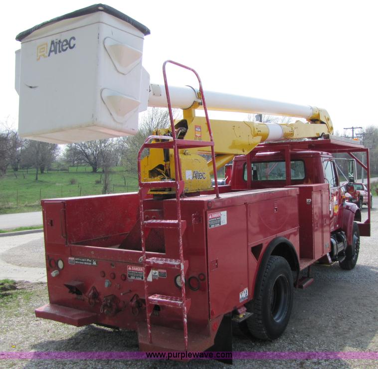 image for item 3011 1999 International 4700 bucket truck