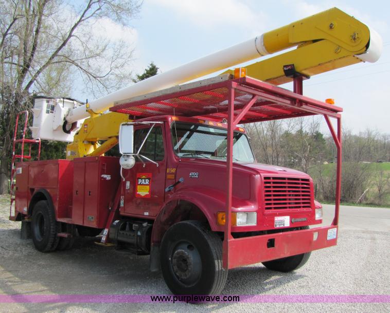 image for item 3011 1999 International 4700 bucket truck