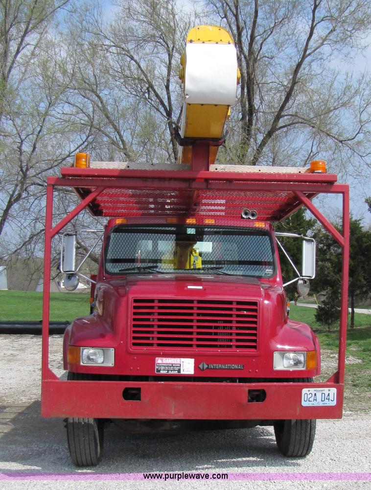 image for item 3011 1999 International 4700 bucket truck