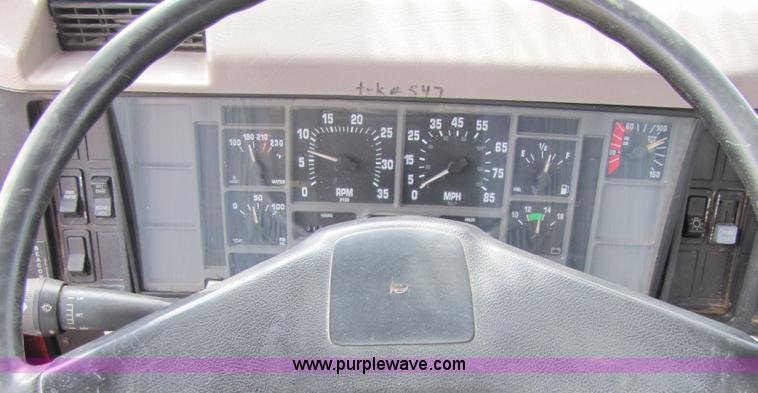 image for item 3011 1999 International 4700 bucket truck