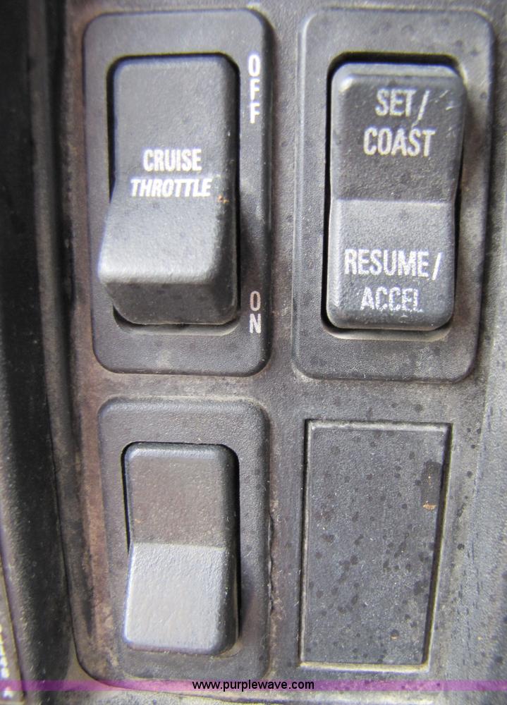 image for item 3011 1999 International 4700 bucket truck