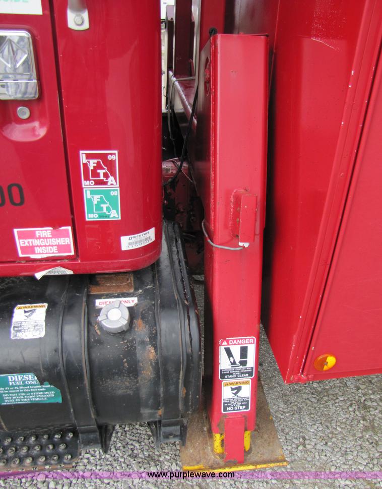 image for item 3011 1999 International 4700 bucket truck