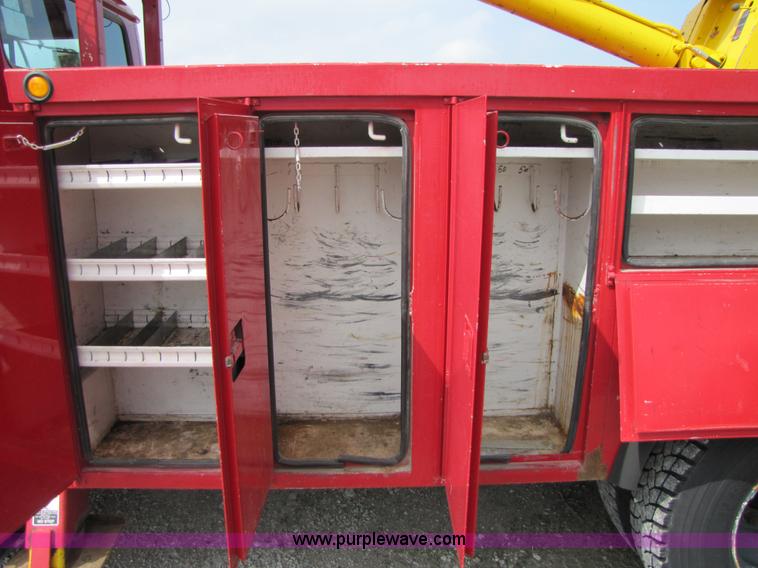 image for item 3011 1999 International 4700 bucket truck