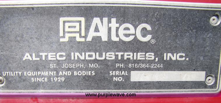 image for item 3011 1999 International 4700 bucket truck