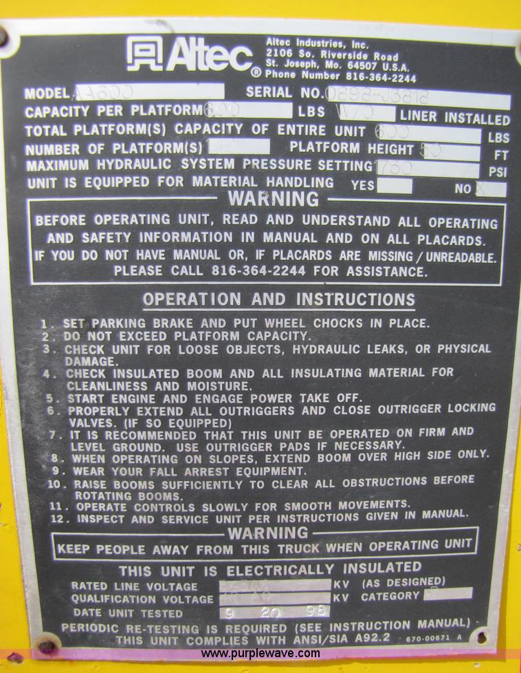 image for item 3011 1999 International 4700 bucket truck