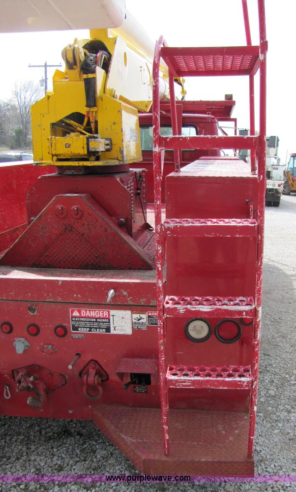 image for item 3011 1999 International 4700 bucket truck