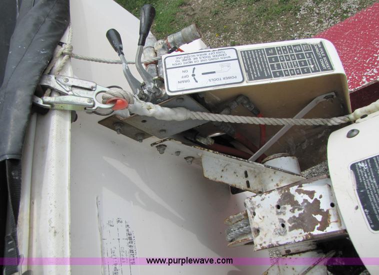 image for item 3011 1999 International 4700 bucket truck