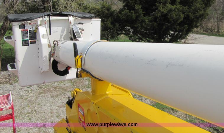 image for item 3011 1999 International 4700 bucket truck