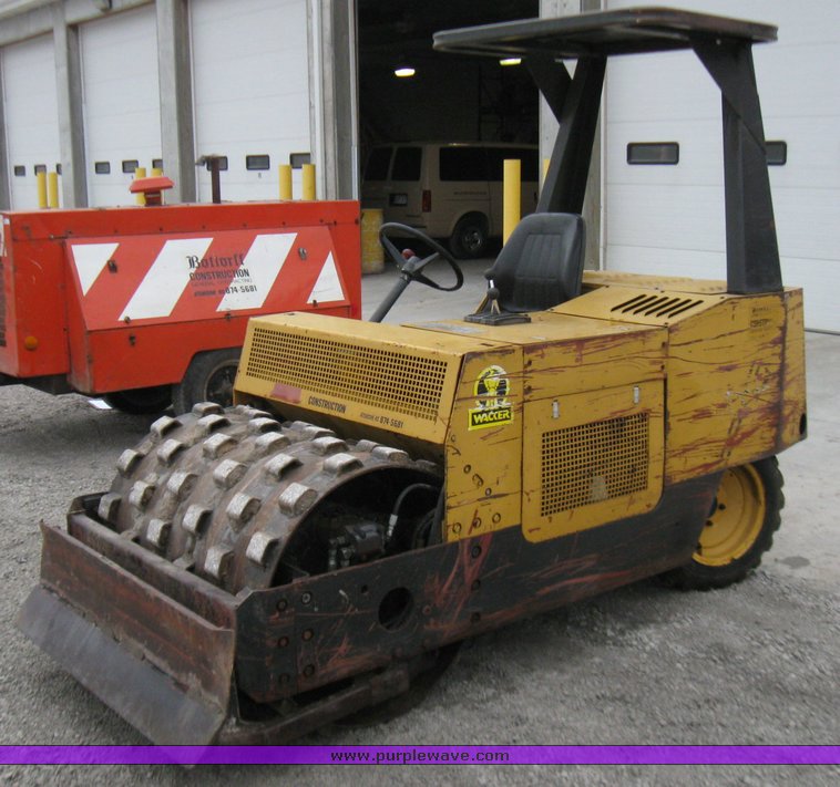 image for item 3032 Wacker R100B vibratory compactor roller
