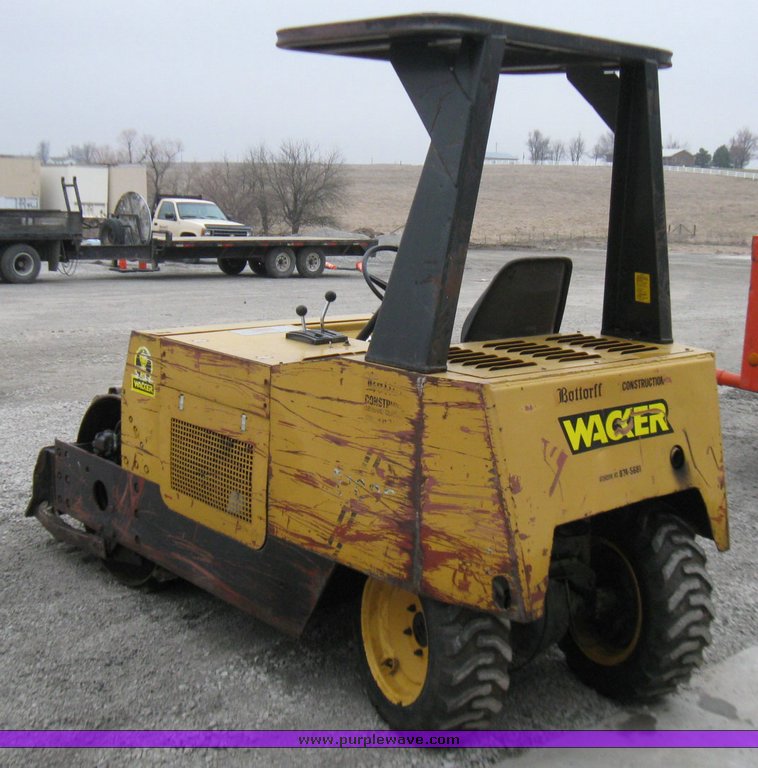 image for item 3032 Wacker R100B vibratory compactor roller