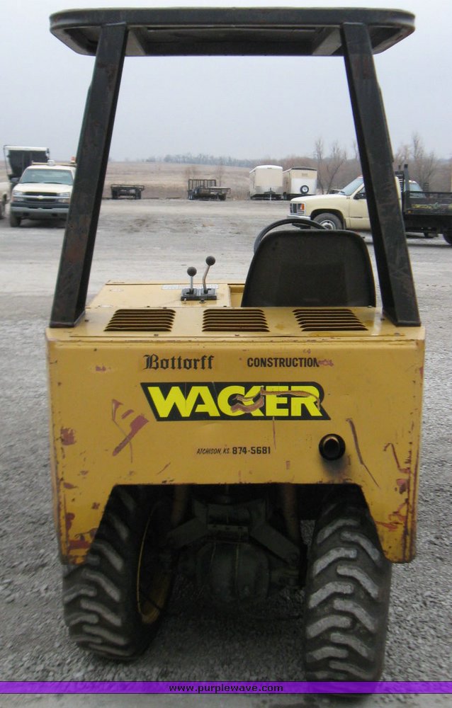 image for item 3032 Wacker R100B vibratory compactor roller
