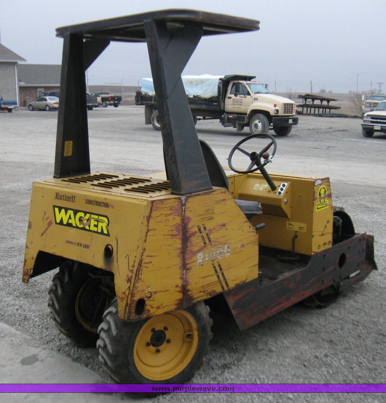 image for item 3032 Wacker R100B vibratory compactor roller