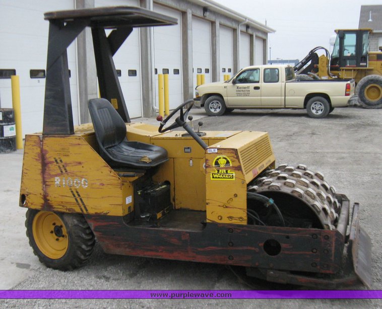 image for item 3032 Wacker R100B vibratory compactor roller