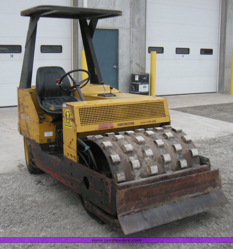 image for item 3032 Wacker R100B vibratory compactor roller