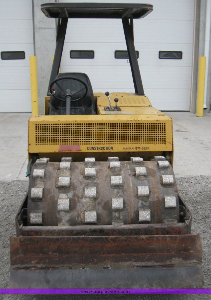 image for item 3032 Wacker R100B vibratory compactor roller