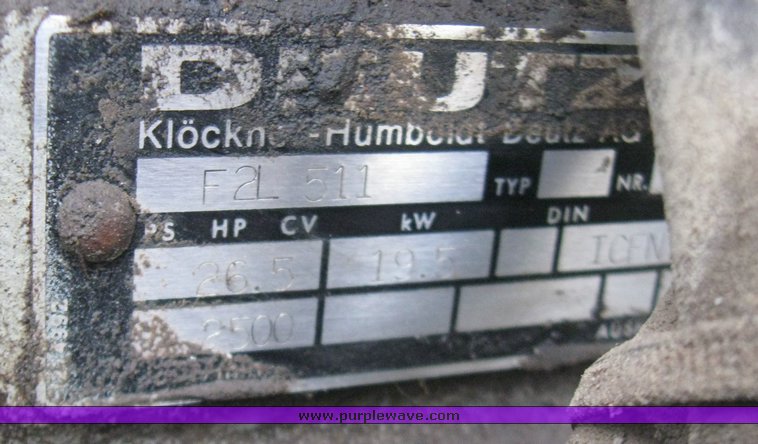 image for item 3032 Wacker R100B vibratory compactor roller