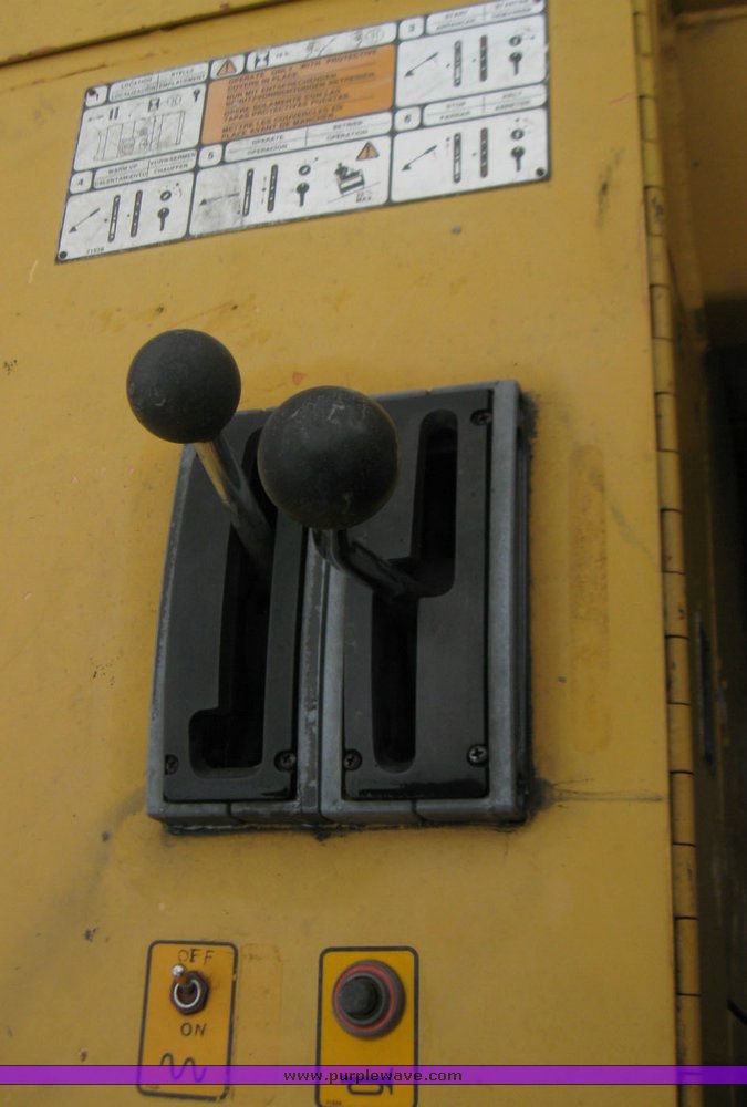 image for item 3032 Wacker R100B vibratory compactor roller