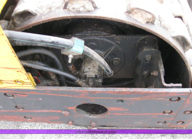 image for item 3032 Wacker R100B vibratory compactor roller