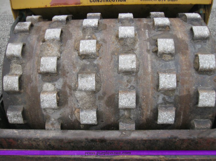 image for item 3032 Wacker R100B vibratory compactor roller