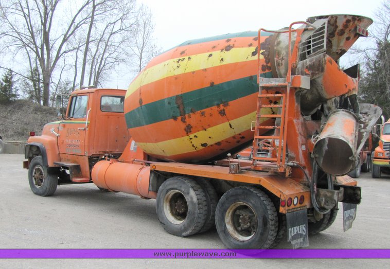 image for item 3035 1980 Ford 9000 tandem axle concrete truck