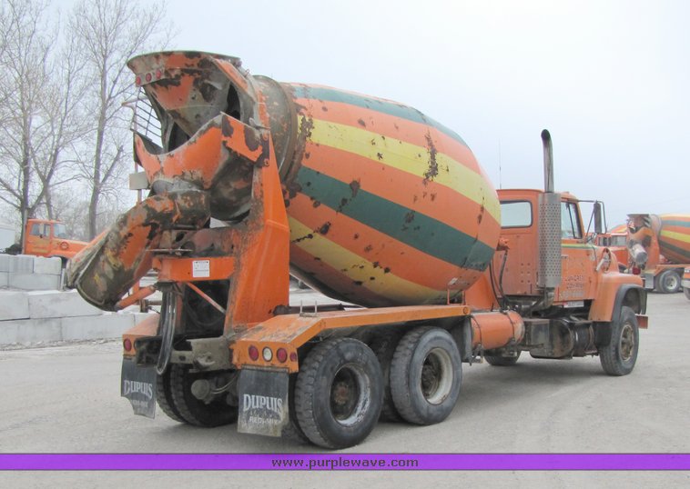 image for item 3035 1980 Ford 9000 tandem axle concrete truck