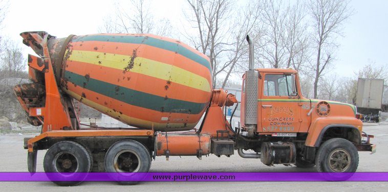 image for item 3035 1980 Ford 9000 tandem axle concrete truck