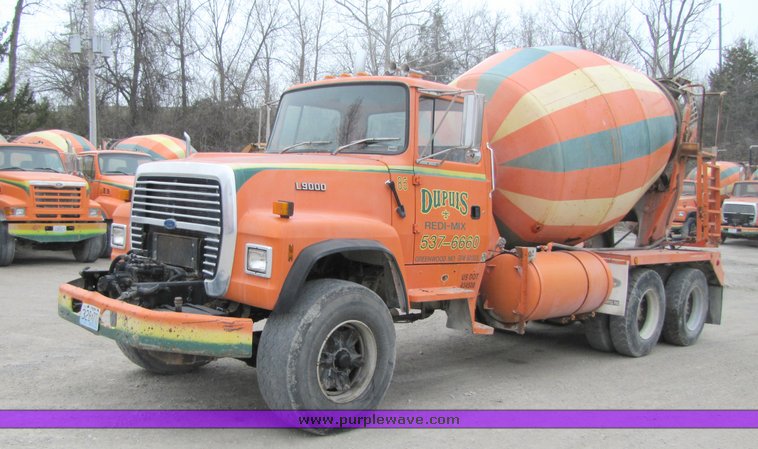 image for item 3036 1994 Ford L9000 tandem axle concrete truck