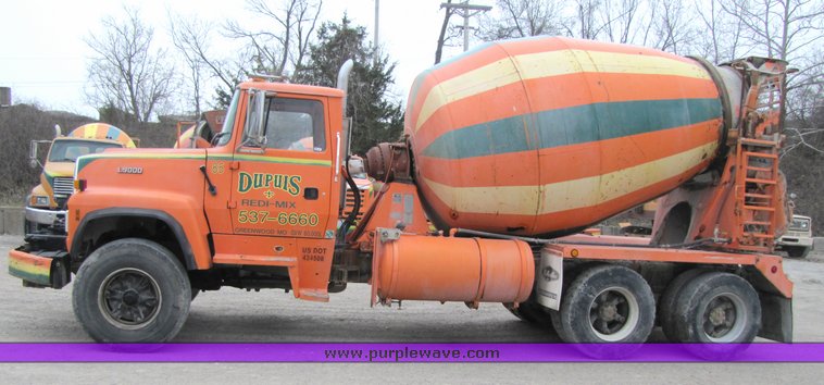 image for item 3036 1994 Ford L9000 tandem axle concrete truck