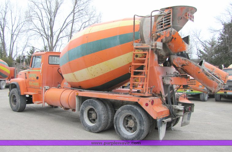 image for item 3036 1994 Ford L9000 tandem axle concrete truck