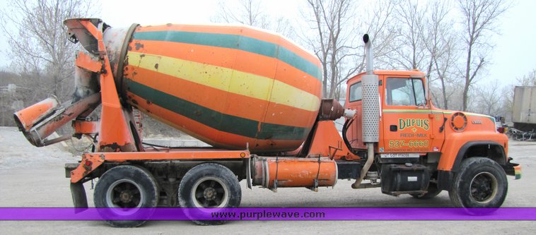 image for item 3036 1994 Ford L9000 tandem axle concrete truck