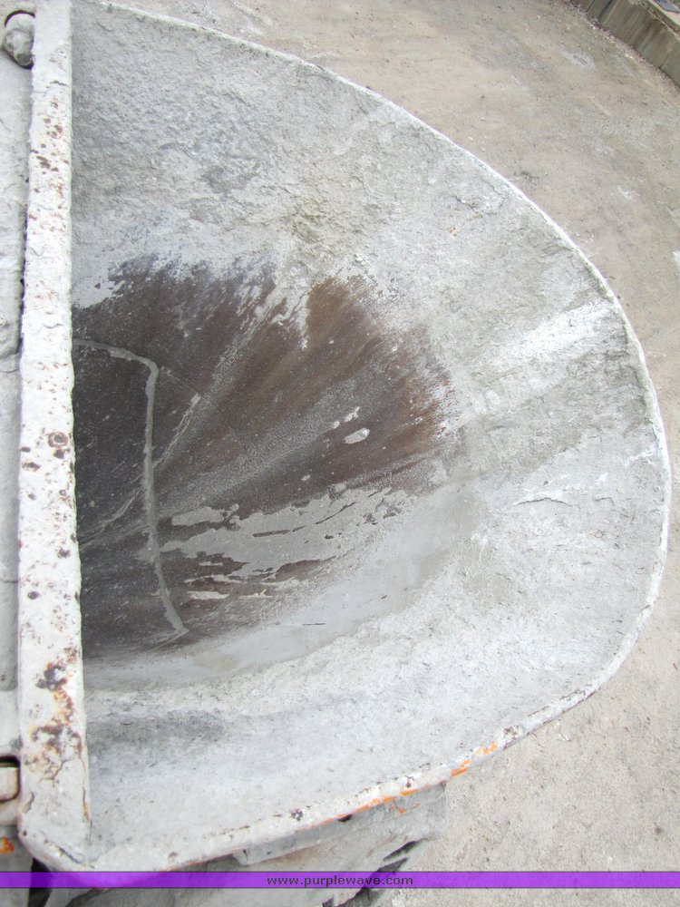 image for item 3038 1996 Ford Louisville tandem axle concrete truck