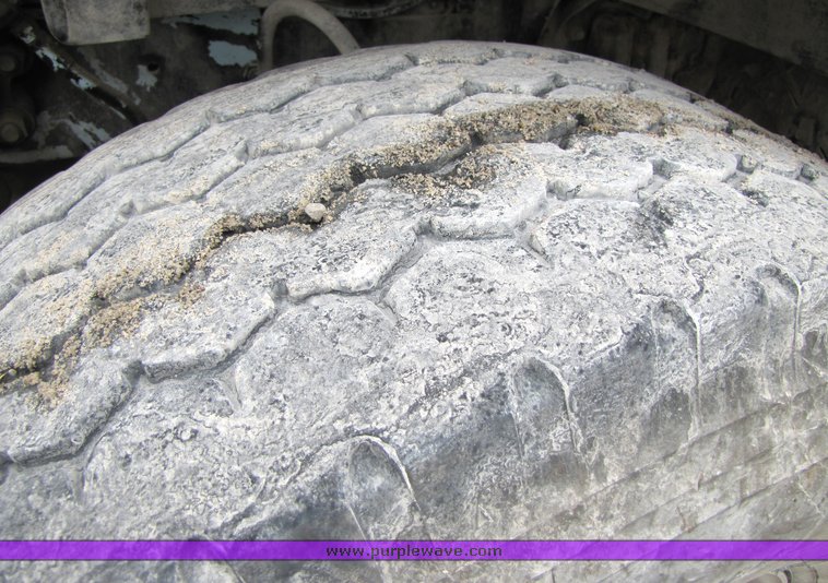 image for item 3038 1996 Ford Louisville tandem axle concrete truck