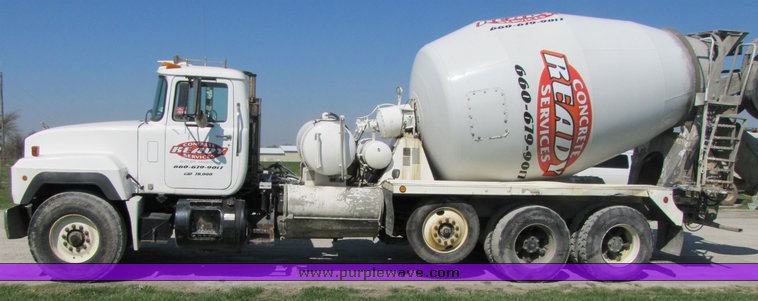 image for item 3044 1993 Mack 600 RD 600 cement mixer truck