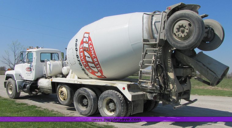 image for item 3044 1993 Mack 600 RD 600 cement mixer truck