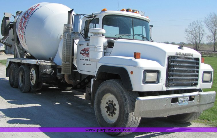 image for item 3044 1993 Mack 600 RD 600 cement mixer truck