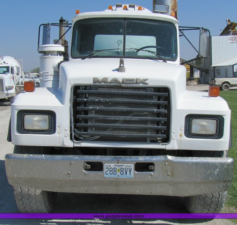 image for item 3044 1993 Mack 600 RD 600 cement mixer truck