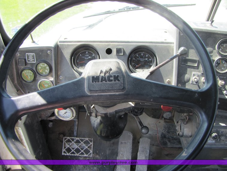 image for item 3044 1993 Mack 600 RD 600 cement mixer truck