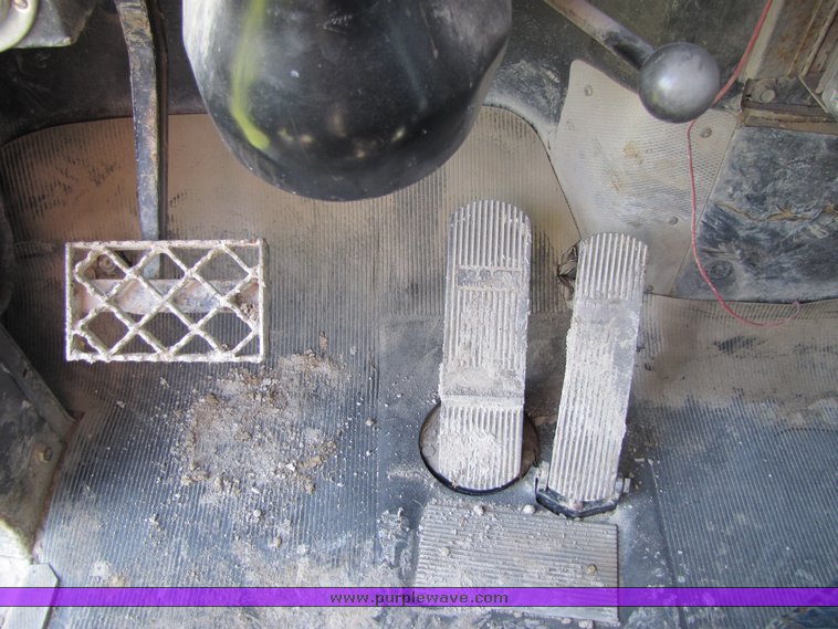 image for item 3044 1993 Mack 600 RD 600 cement mixer truck