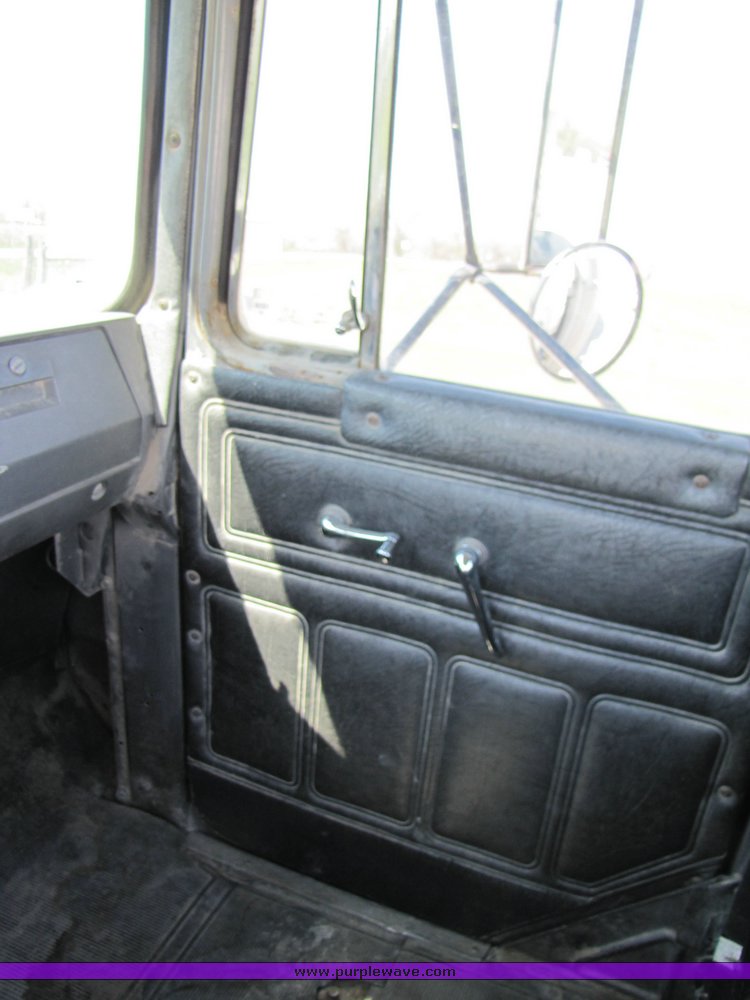 image for item 3044 1993 Mack 600 RD 600 cement mixer truck