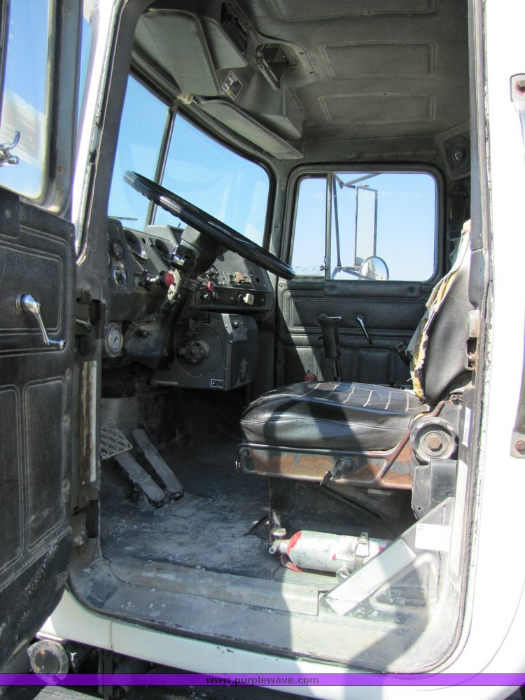 image for item 3044 1993 Mack 600 RD 600 cement mixer truck