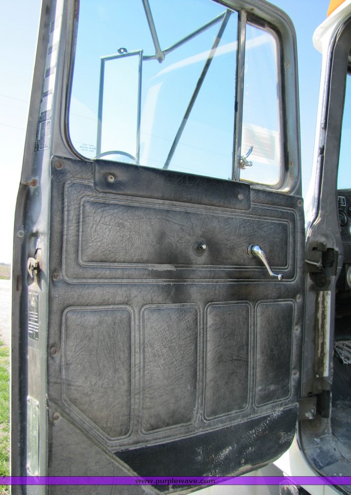 image for item 3044 1993 Mack 600 RD 600 cement mixer truck