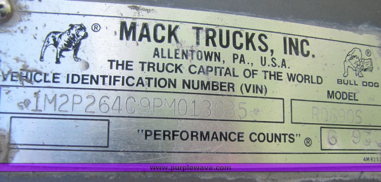 image for item 3044 1993 Mack 600 RD 600 cement mixer truck