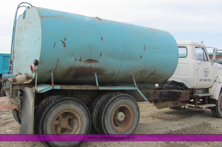 image for item 3096 1974 International F2050 tandem axle water truck