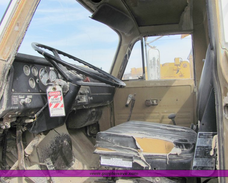 image for item 3096 1974 International F2050 tandem axle water truck