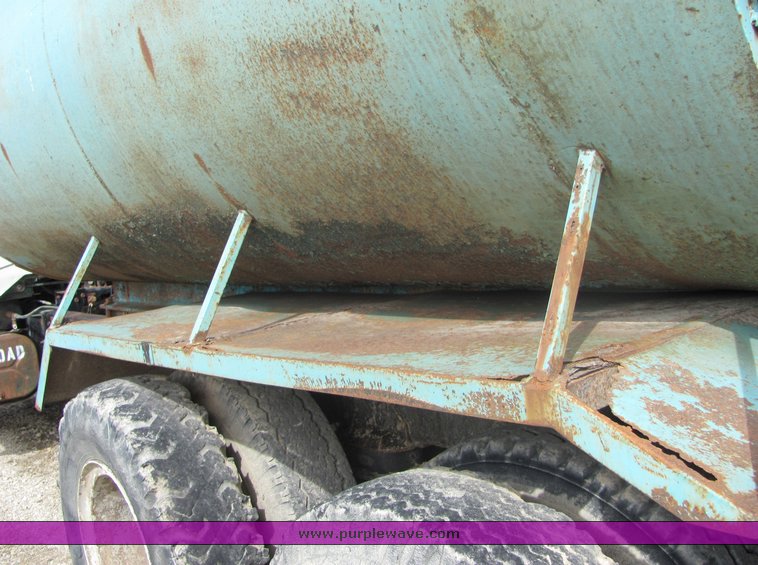 image for item 3096 1974 International F2050 tandem axle water truck