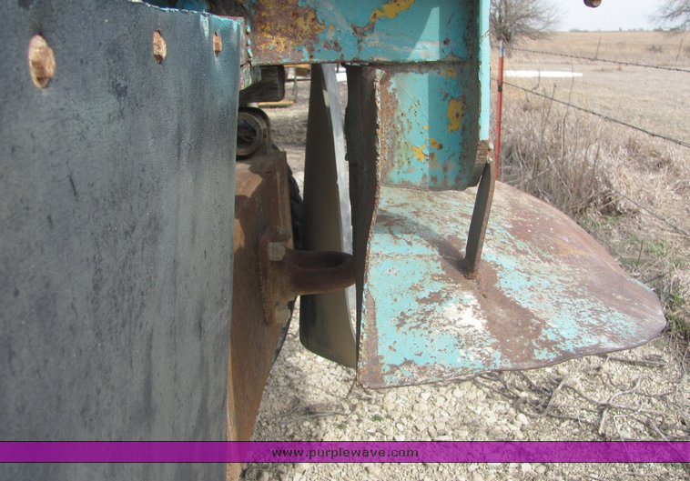 image for item 3096 1974 International F2050 tandem axle water truck